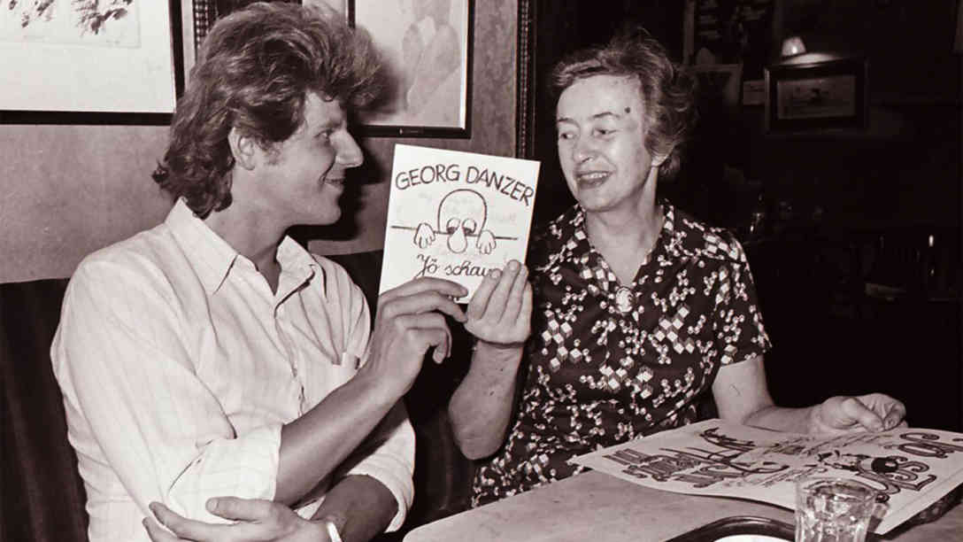 Georg Danzer übergibt Frau Josefine Hawelka die Single 'Jö Schau' (1975). Foto: Wien Museum | Wolfgang Sos