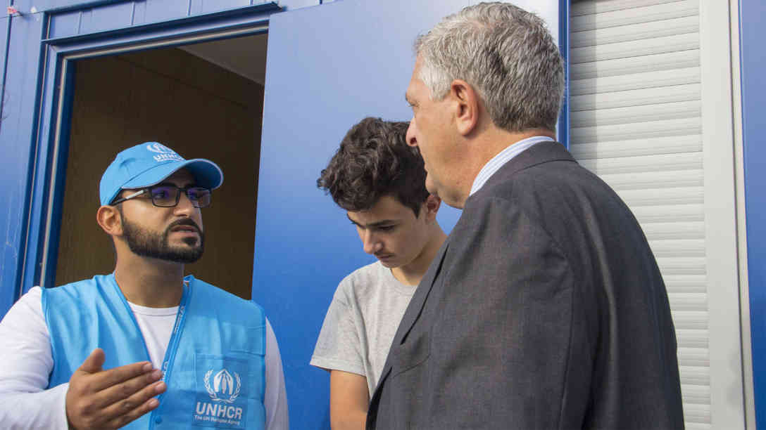 UN-Flüchtlingskommissar Filippo Grandi besuchte während seines Aufenthaltes in Ungarn eine Transitzone in Röszke an der ungarisch-serbischen Grenze , wo er auch mit Asylsuchenden sprach. Foto: © UNHCR | Kitty McKinsey