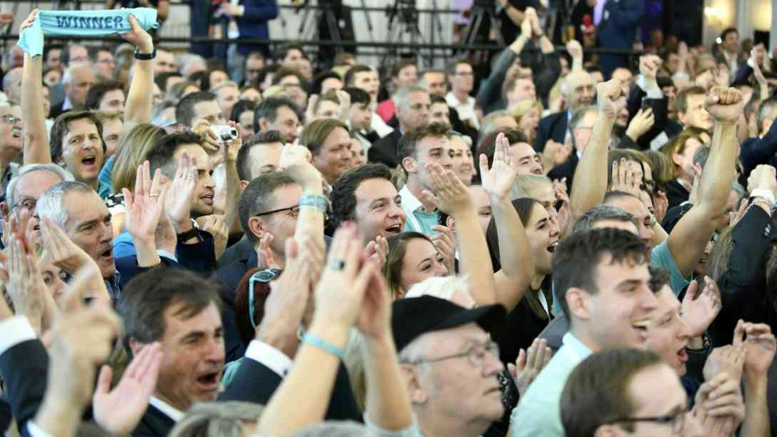 Jubel in der ÖVP Wahlzentrale bei den ersten Hochrechnungen. Foto: picture alliance/APA/picturedesk.com
