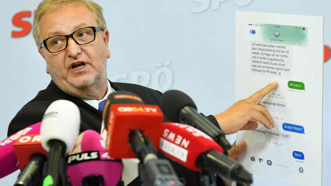 SPÖ-Bundesgeschäftsführer Christoph Matznetter präsentiert die SMS die beweisen soll, dass der Pressesprecher von Sebastian Kurz Informationen von Peter Puller kaufen wollte. Foto: dpa-Bildfunk | Helmut Fohringer