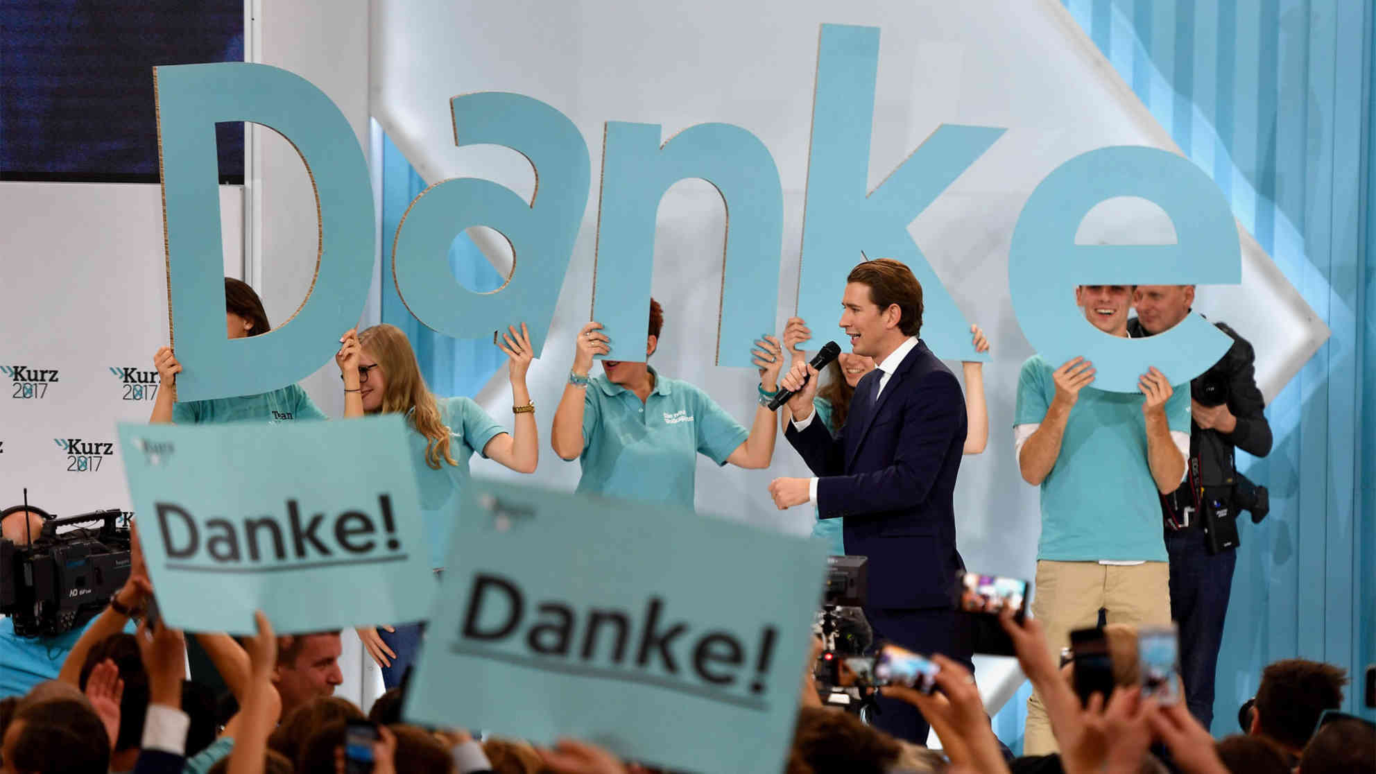 ÖVP-Kanzlerkandidat und Außenminister Sebastian Kurz spricht am 15.10.2017 in Wien (Österreich) im Rahmen der Nationalratswahl bei der Wahlfeier der ÖVP. Foto: dpa-Bildfunk | Herbert Neubauer