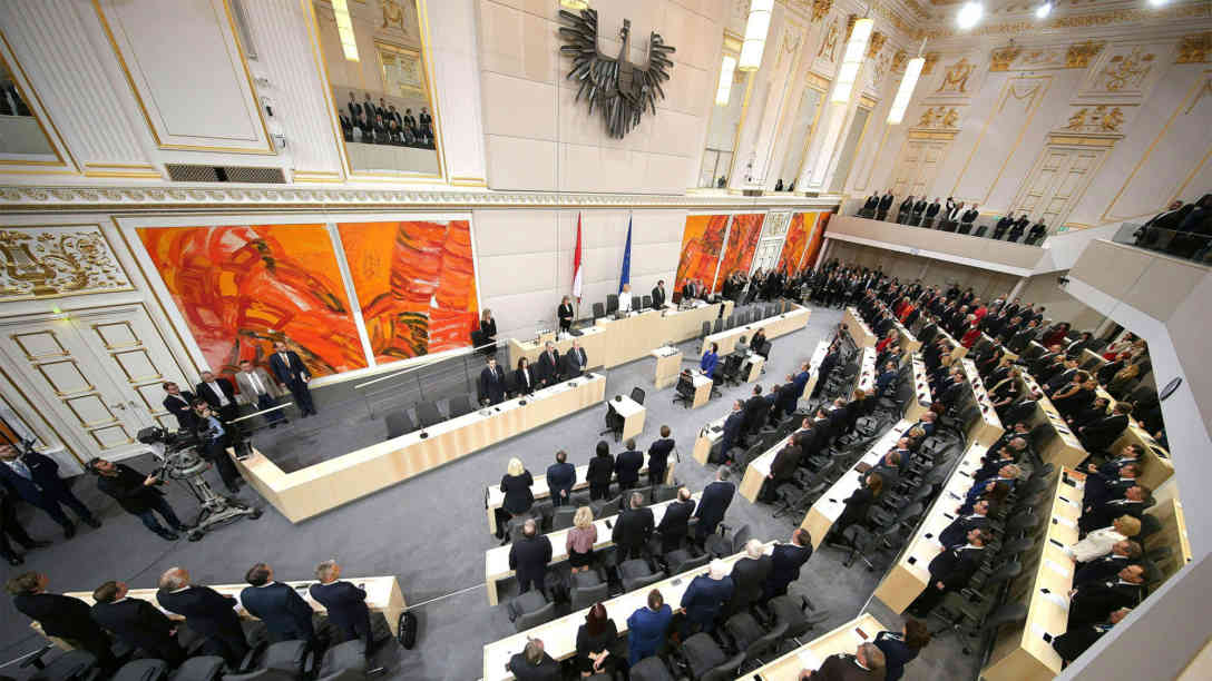 Die Abgeordneten nehmen am 09.11.2017 in Wien (Österreich) an der konstituierenden Sitzung des österreichischen Nationalrates im Ausweichquartier des Parlaments Teil. Foto: dpa-Bildfunk | Georg Hochmuth