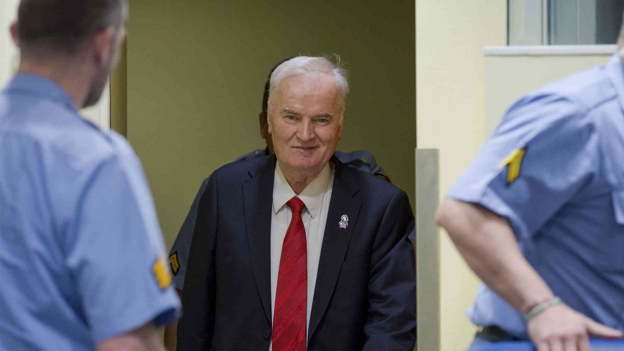 Der serbische Ex-General Ratko Mladic kommt am 22.11.2017 in einen Saal des UN-Kriegsverbrechertribunals für das ehemalige Jugoslawien in Den Haag (Niederlande). Er wurde zu lebenslänglicher Haft verurteilt. Foto: dpa-Bildfunk | Peter Dejong