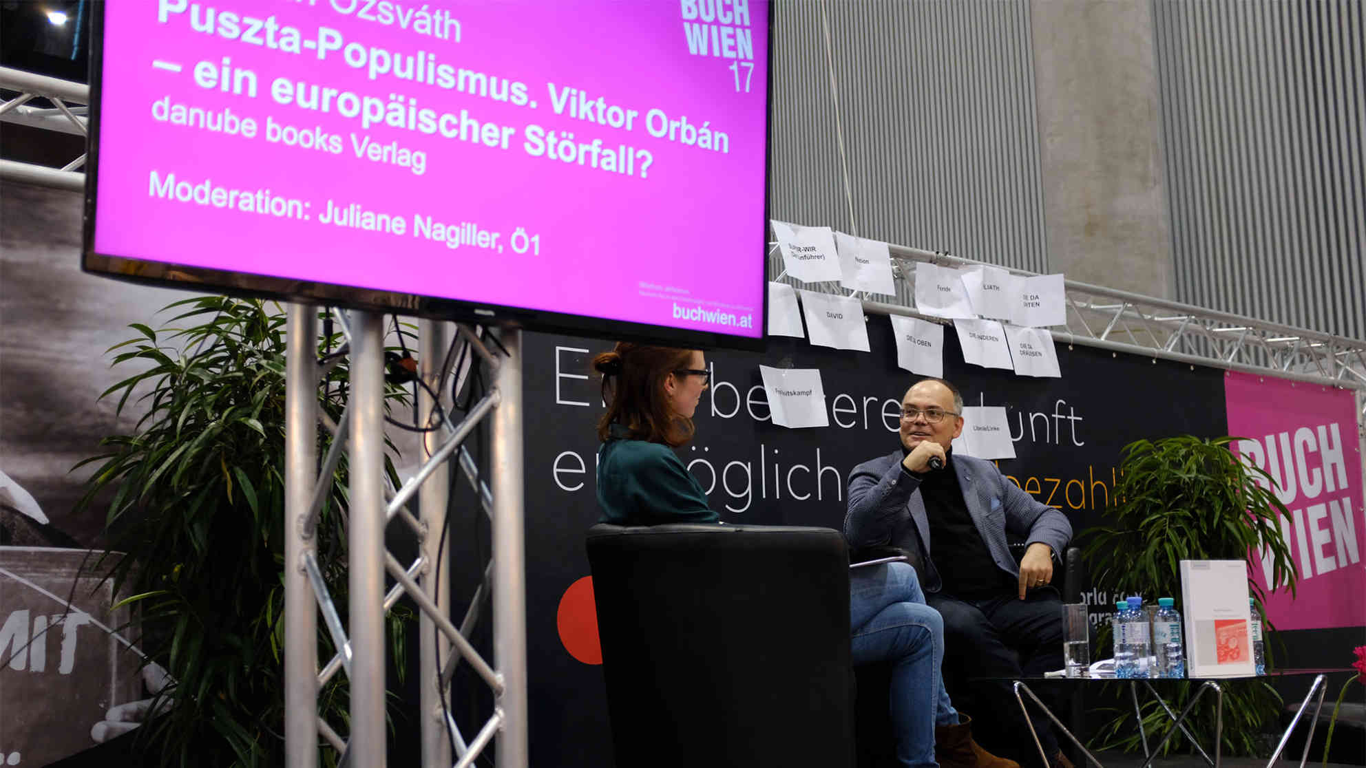 Autor Stephan Ozsváth bei der Buchvorstellung und anschließender Diskussion auf der 