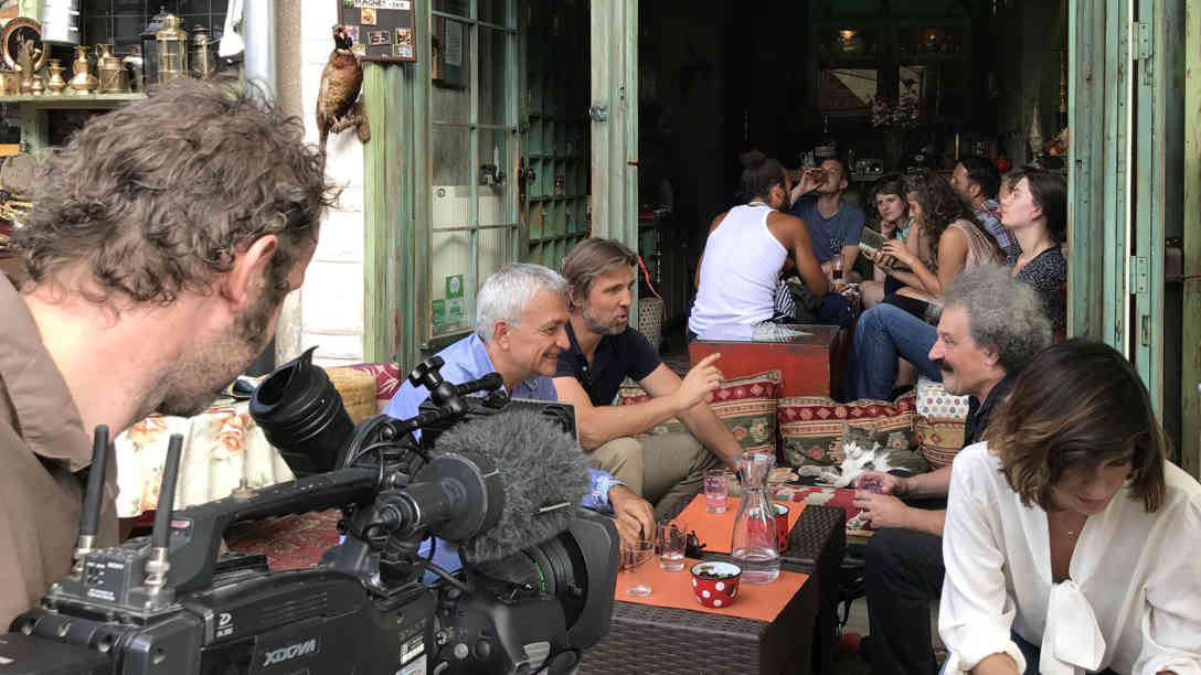 Dreharbeiten in der Altstadt von Sarajevo. Wir treffen vier Menschen wie sie unterschiedlicher nicht sein könnten: eine Muslima, einen orthodoxen Christen, einen Katholiken und einen Juden. Alle vier leben hier nicht nebeneinander, sondern wirklich miteinander. Foto: BR | Till Rüger