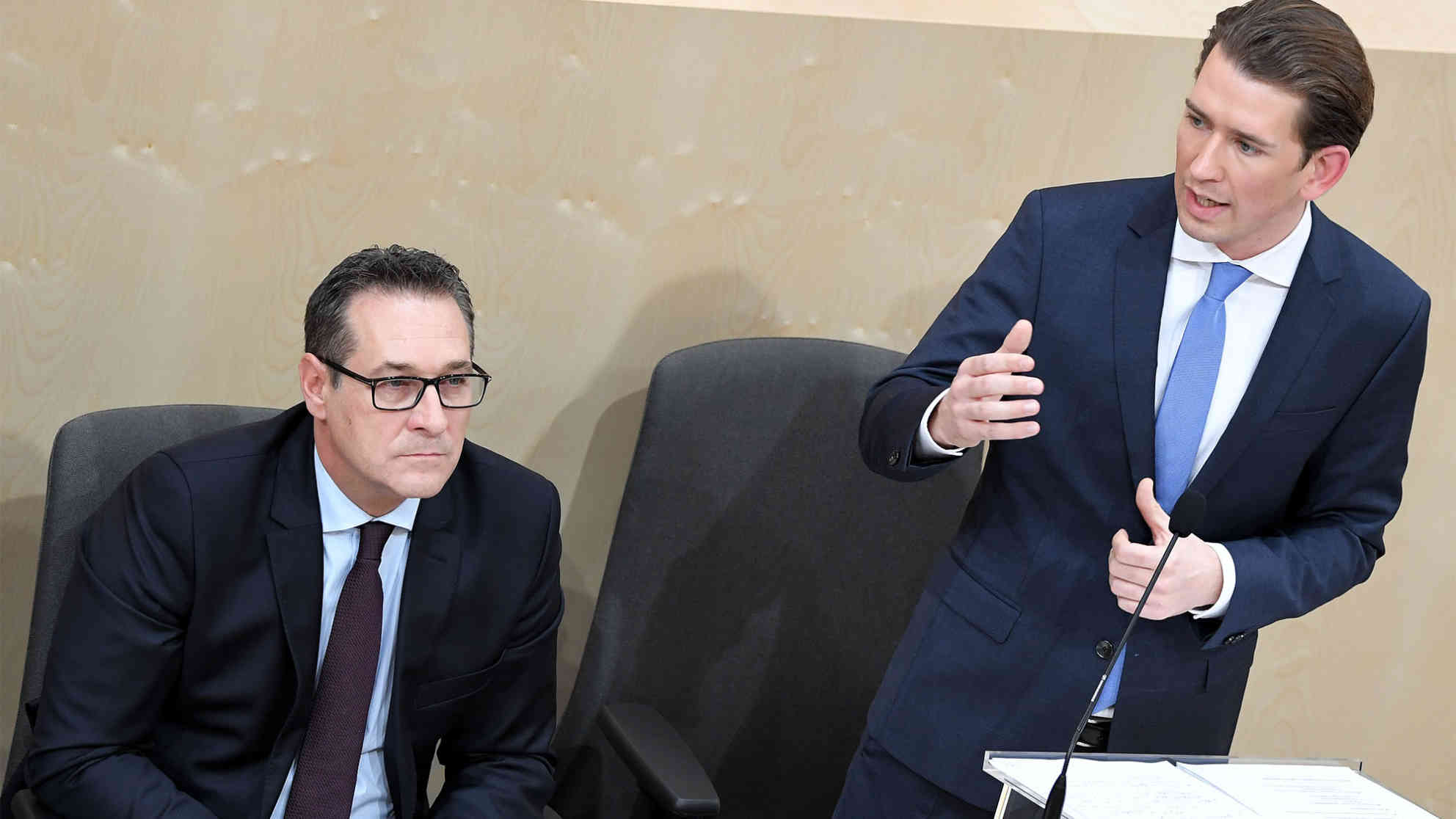 Vizekanzler Heinz Christian Strache (l.) und Bundeskanzler Sebastian Kurz im Rahmen einer Sondersitzung des österreichischen Nationalrates am Mittwoch, 20. Dezember 2017. Foto: picture alliance | APA | picturedesk.com