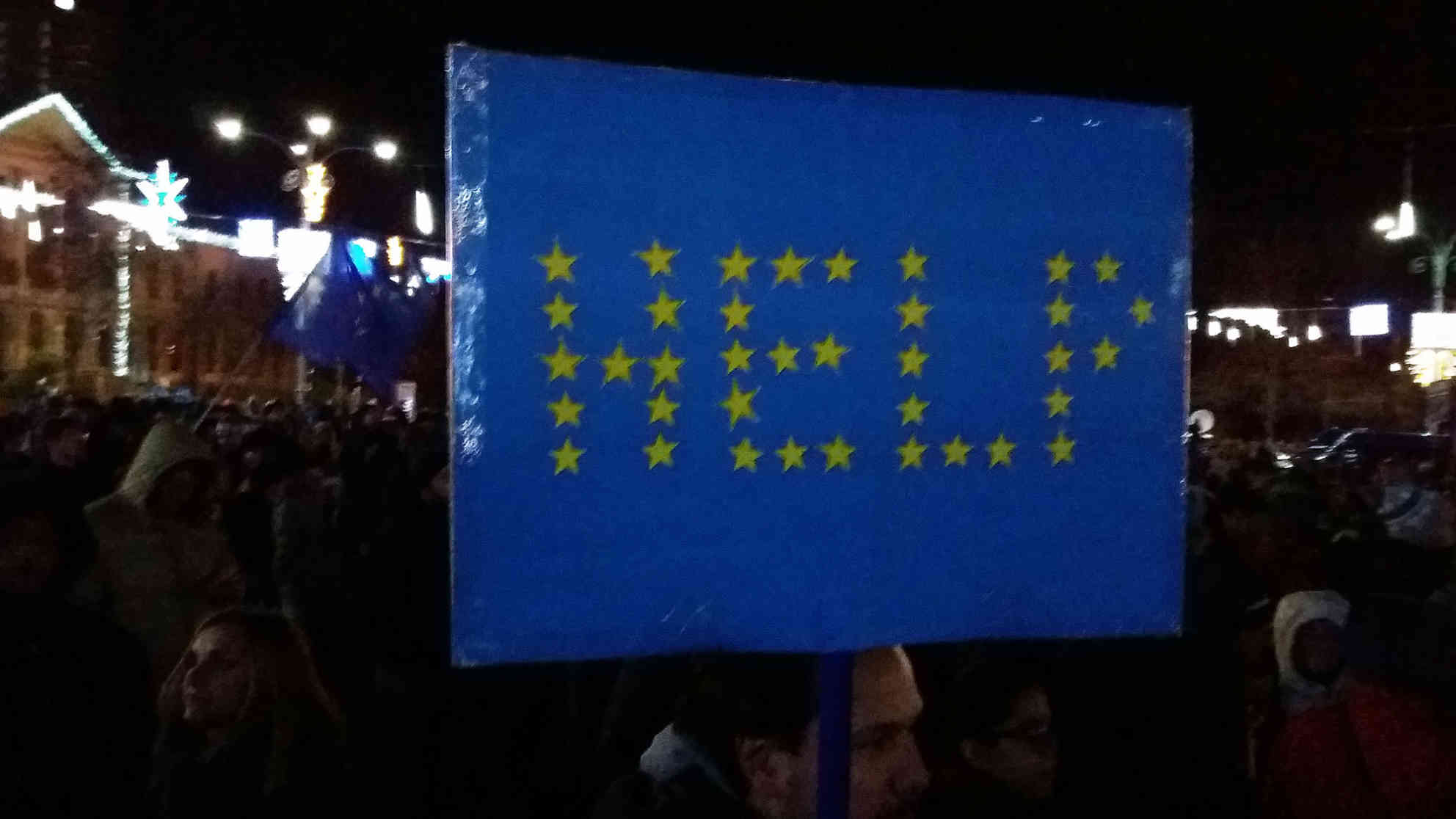 Viele Demonstranten rufen die EU zu Hilfe, um die in ihrer Unabhängigkeit zusehends bedrängte Justiz vor dem politischen Sturmangriff zu retten. Foto: BR | Herbert Gruenwald