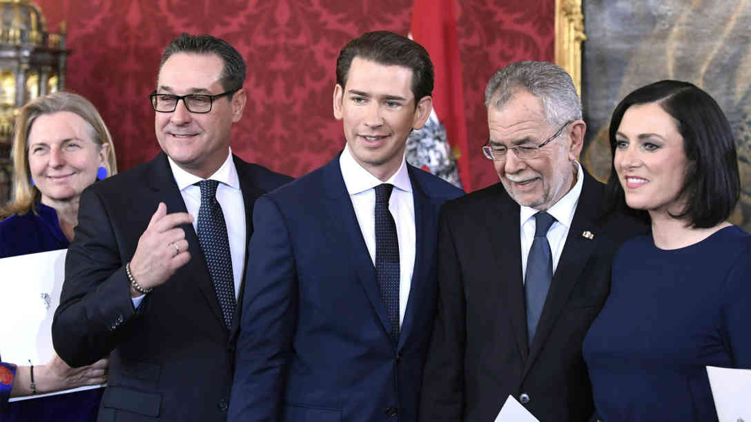 Angelobung der neuen österreichischen Regierung (v.l.) Karin Kneissl (FPÖ/Aussenministerium), Vizekanzler Heinz-Christian Strache (FPÖ), Bundeskanzler Sebastian Kurz (ÖVP)BP Alexander Van der Bellen und Elisabeth Köstinger (ÖVP/Landwirtschaft, Umwelt und Tourismus). Foto: picture alliance | APA | picturedesk.com