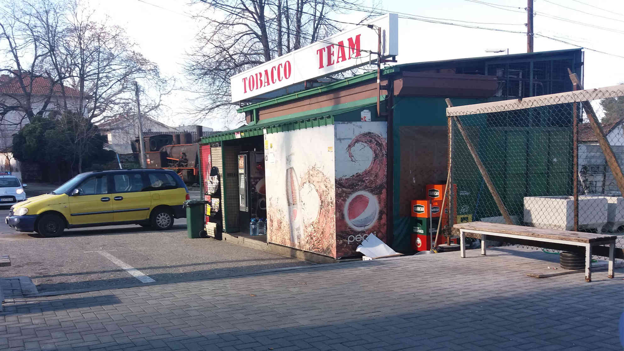 2017 liefen die Geschäfte am Bahnhofskiosk in Gevgelija nicht so gut, wie in den Jahren 2015 und 2016 als rund 800.000 Menschen in dem Grenzort Gevgelija Station machen. Sie kamen aus Griechenland und wollten weiter nach Serbien. Die Einheimischen kauften damals zwar weniger, erzählt der Kioskverkäufer Giorgij Kostadinov, aber Menschen auf der Flucht waren gute Kunden. Foto: BR | Schaban Bajrami