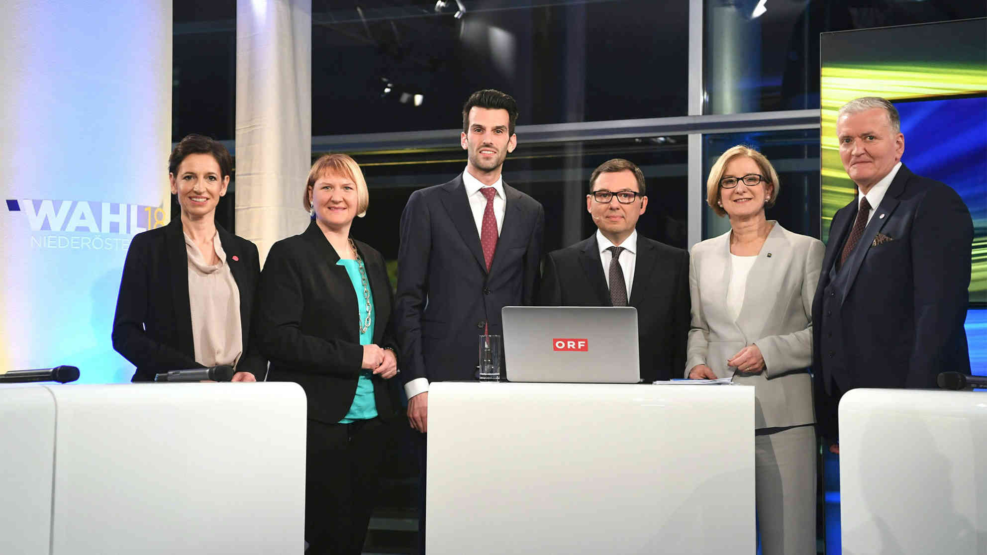 (v.l.) NEOS-Spitzenkandidatin Indra Collini, Grüne-Spitzenkandidatin Helga Krismer, FPÖ-Spitzenkandidat Udo Landbauer, Chefredakteur des ORF NÖ, Robert Ziegler, die niederösterreichische Landeshauptfrau und ÖVP-Spitzenkandidatin Johanna Mikl-Leitner und SPÖ-Spitzenkandidat Franz Schnabl am Sonntag, 28. Jänner 2018, anlässlich der niederösterreichischen Landtagswahl in St. Pölten. Foto: picture alliance/KEYSTONE