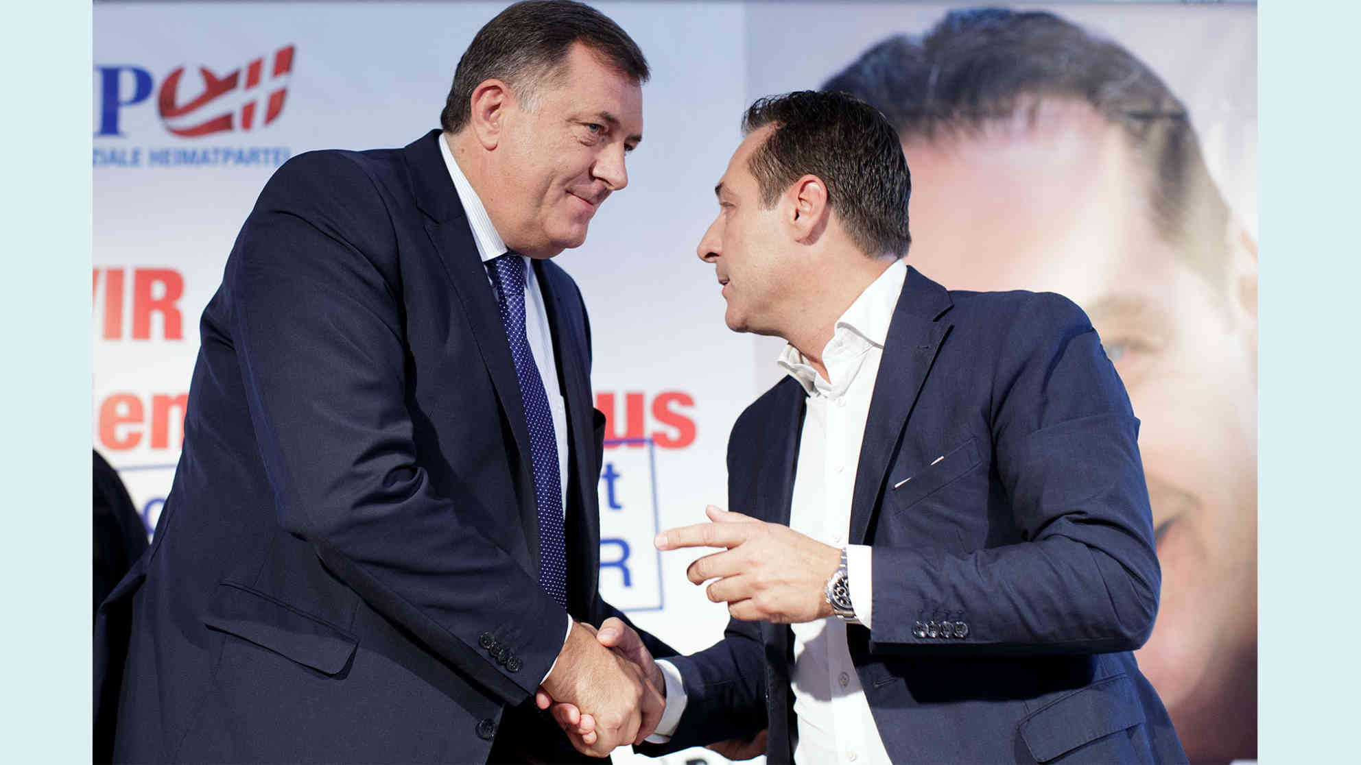 Der Präsident der bosnischen Republika Srpska, Milorad Dodik, und FPÖ-Parteichef Heinz-Christian Strache (R) am Montag, 21. September 2015, im Rahmen einer Pressekonferenz der FPÖ zum Thema ´Beziehungen zwischen Österreich und der Republika Srpska´ anl. eines Besuchs des Präsidenten der Republika Srpska in Österreich. Foto: picture alliance | APA | picturedesk.com