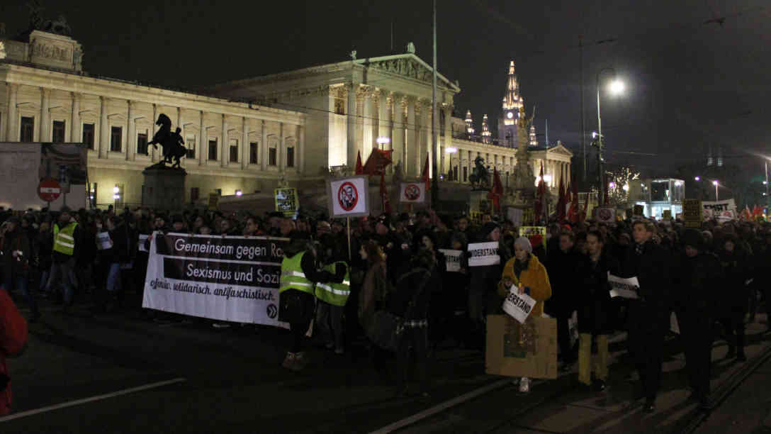 Freitagabend sind bis zu 10.000 Mensch in Wien zusammengekommen um gegen den Wiener Akademikerball zu demonstrieren. Foto: BR | Jan Heier