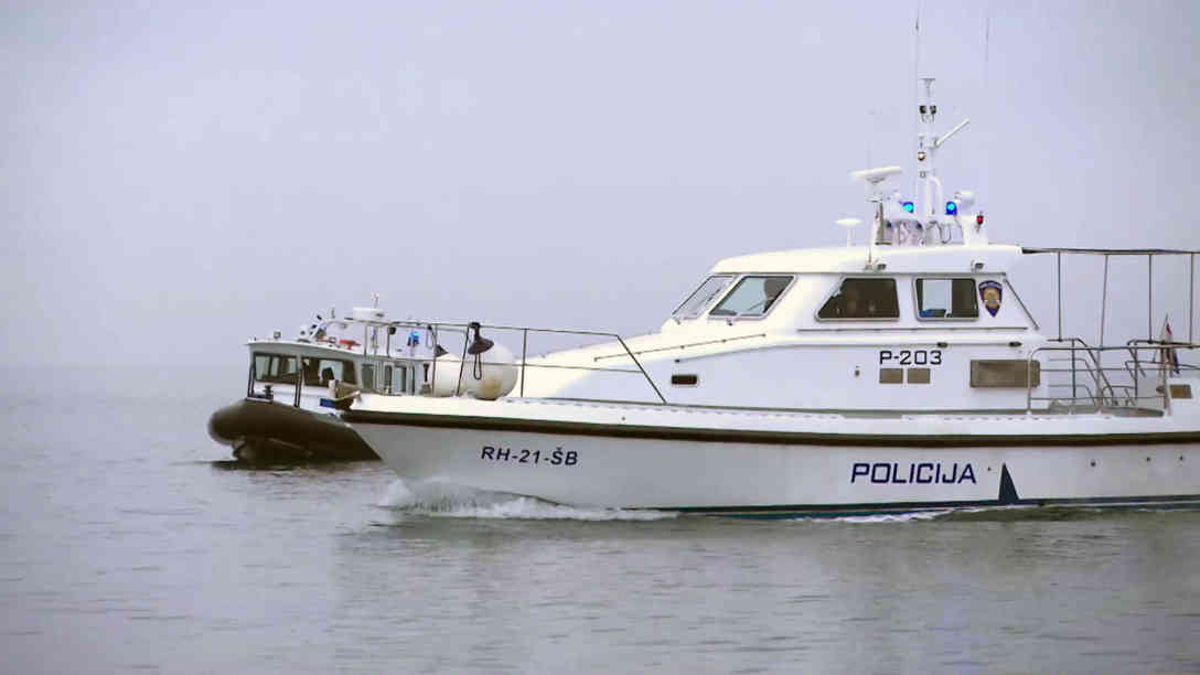 Kroatische Polizisten drängen in der Bucht von Piran ein slowenisches Polizeiboot ab. Foto: BR | Videostandbild | Daniel Dzyak