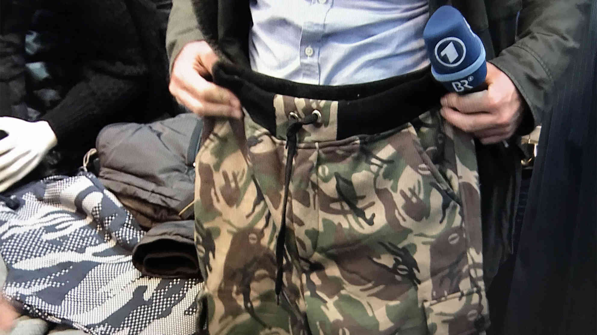 ARD-Korrespondent Till Rüger beim anprobieren des umstrittenen Kleidungsstücks. Foto: BR | Videostandbild