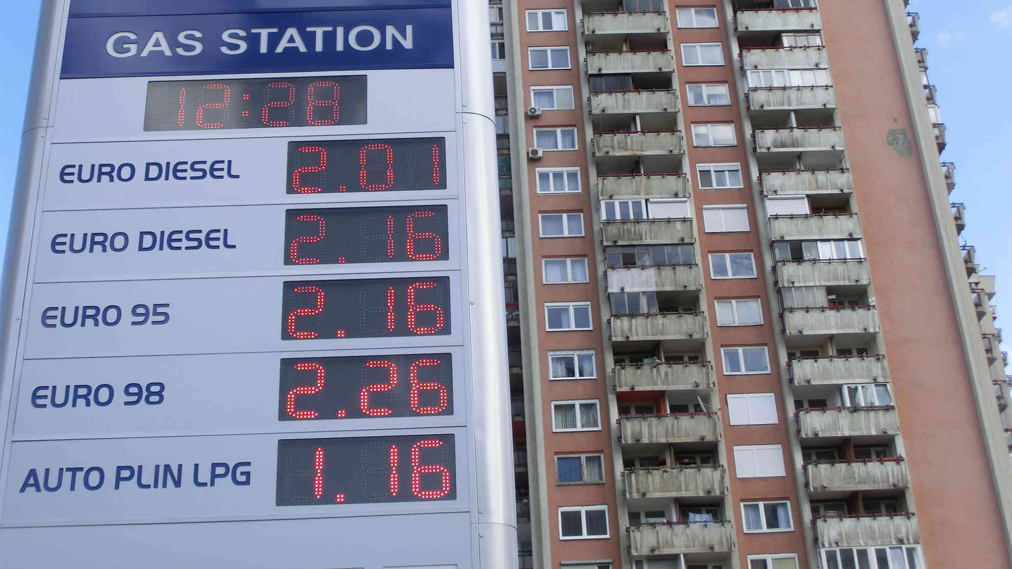 Um bis zu zehn bosnische Mark (fünf Euro) hat sich eine Tankfüllung über Nacht verteuert. Foto: BR | Eldina Jasarevic