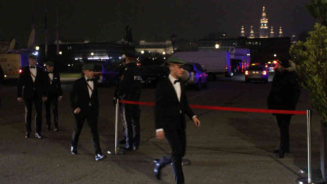 Alljährlich feiern Mitglieder rechtsnationaler Burschenschaften aus ganz Europa den von der FPÖ organisierten Akademikerball in der Wiener Hofburg. Foto: BR | Jan Heier