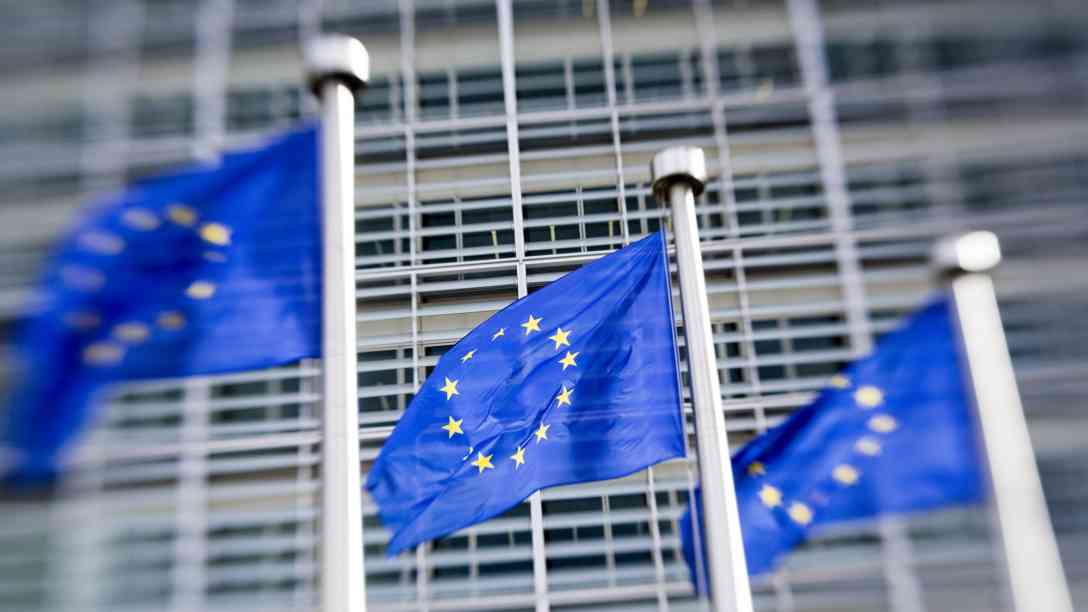 EU-Fahnen vor dem Gebäude der EU-Kommission in Brüssel. Foto: dpa-Bildfunk | Thierry Monasse