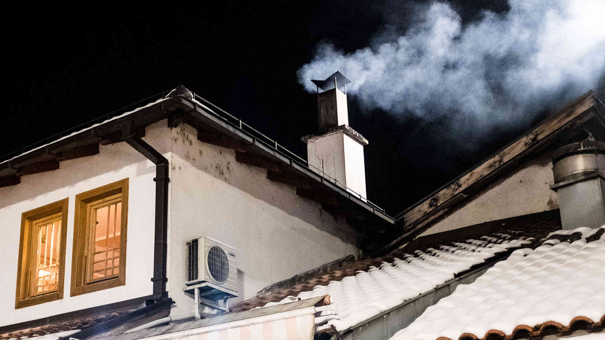 Umweltaktivisten schätzen, dass in 40.000 Haushalten in Sarajevo minderwertige Heizöfen lodern. Sie gelten als Hauptursache für die schlechte Luft in der Stadt. Foto: BR | Srdjan Govedarica