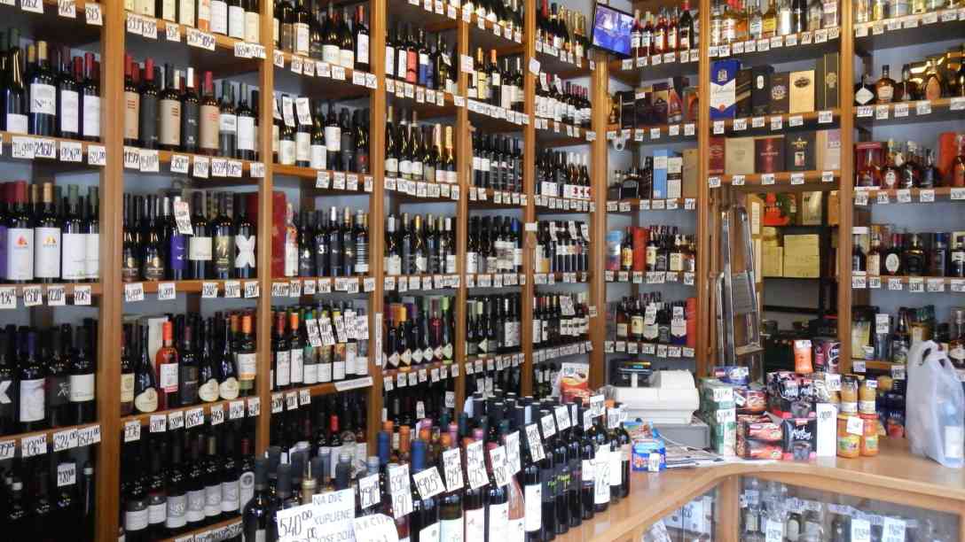 Gut sortiert mit Hochprozentigem - ein Getränkeladen in der Belgrader Innenstadt. Foto: BR | Dejan Stefanovic
