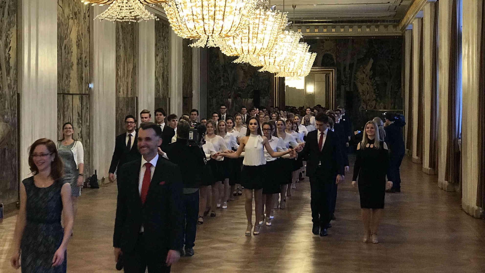 Die letzten Proben der Debütantenpaare für die heutige Eröffnung des Wiener Opernballs. Foto: BR | Till Rüger