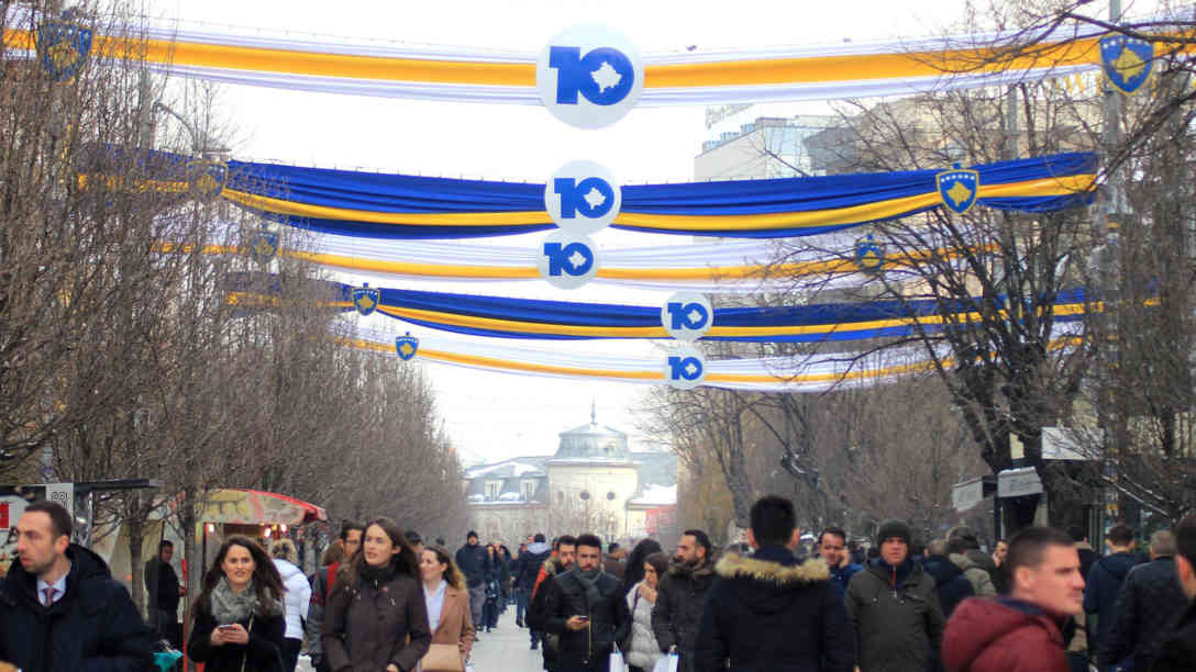 In Pristina sind die Straßen für die Feierlichkeiten anlässlich der 10jährigen Unabhängigkeit geschmückt. Foto: BR | Besnik Hamiti