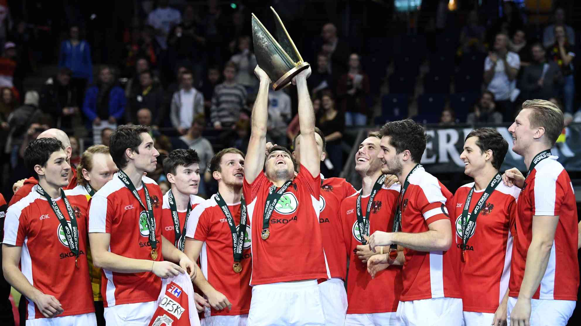 Hockey Herren WM, Finale, Deutschland - Österreich in der Max-Schmeling Halle. Die Österreicher feiern nach dem Spiel ihren Weltmeistertitel. Foto: picture alliance | Britta Pedersen | dpa