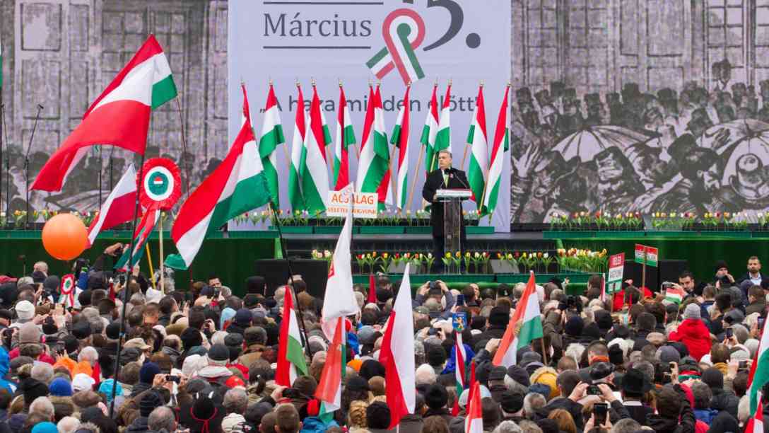 In seiner Rede zum ungarischen Nationalfeiertag erklärt Orban vor Zehntausenden Anhängern: 'Wir sind sanfte und freundliche Menschen, aber wir sind weder blind noch tölpelhaft. Nach der Wahl werden wir uns natürlich Genugtuung verschaffen – moralische, politische und auch juristische Genugtuung.' Foto: picture alliance/ZUMA Press