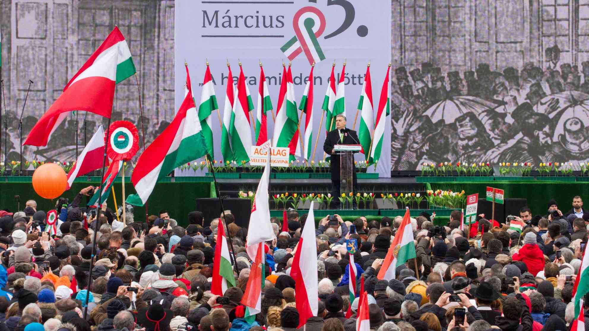 In seiner Rede zum ungarischen Nationalfeiertag erklärt Orban vor Zehntausenden Anhängern: 'Wir sind sanfte und freundliche Menschen, aber wir sind weder blind noch tölpelhaft. Nach der Wahl werden wir uns natürlich Genugtuung verschaffen – moralische, politische und auch juristische Genugtuung.' Foto: picture alliance/ZUMA Press