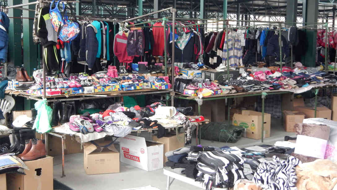 Die Markthalle in Gevgelija wird Donnerstags am meisten frequentiert. Dann kommen viele Griechen über die Grenze, um frisches Gemüse aber auch Haushaltswaren und Bekleidung günstig hier zu kaufen. Foto: BR | Schaban Bajrami