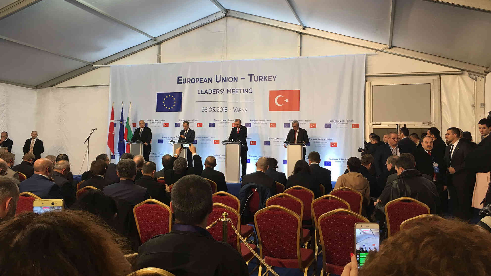 Mehr nebeneinander, als miteinander. Pressekonferenz in der staatlichen Residenz Evksinograd bei Varna. Von links: Bulgariens Premier Bojko Borissow, EU-Ratspräsident Donald Tusk, der türkische Präsident Erdogan, EU-Kommissionspräsident Jean Claude Juncker. Foto: BR | Andrea Beer