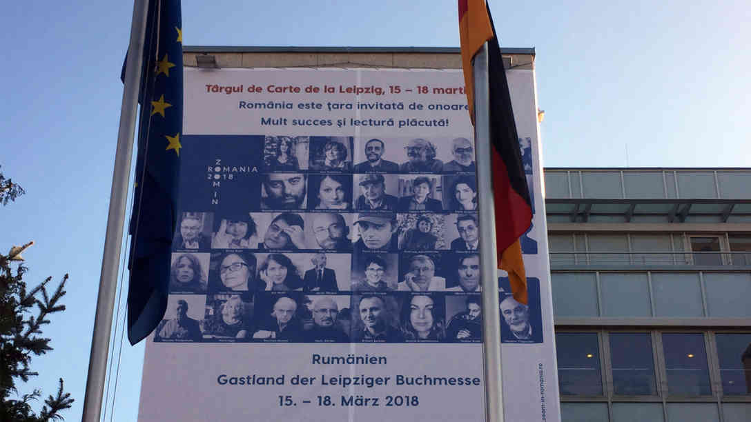 Wenige Tage vor Beginn der Leipziger Buchmesse macht die Deutsche Botschaft in Bukarest auf einem großen Plakat auf die Autorinnen und Autoren aufmerksam, die nach Deutschland fahren. Foto: BR | Clemens Verenkotte