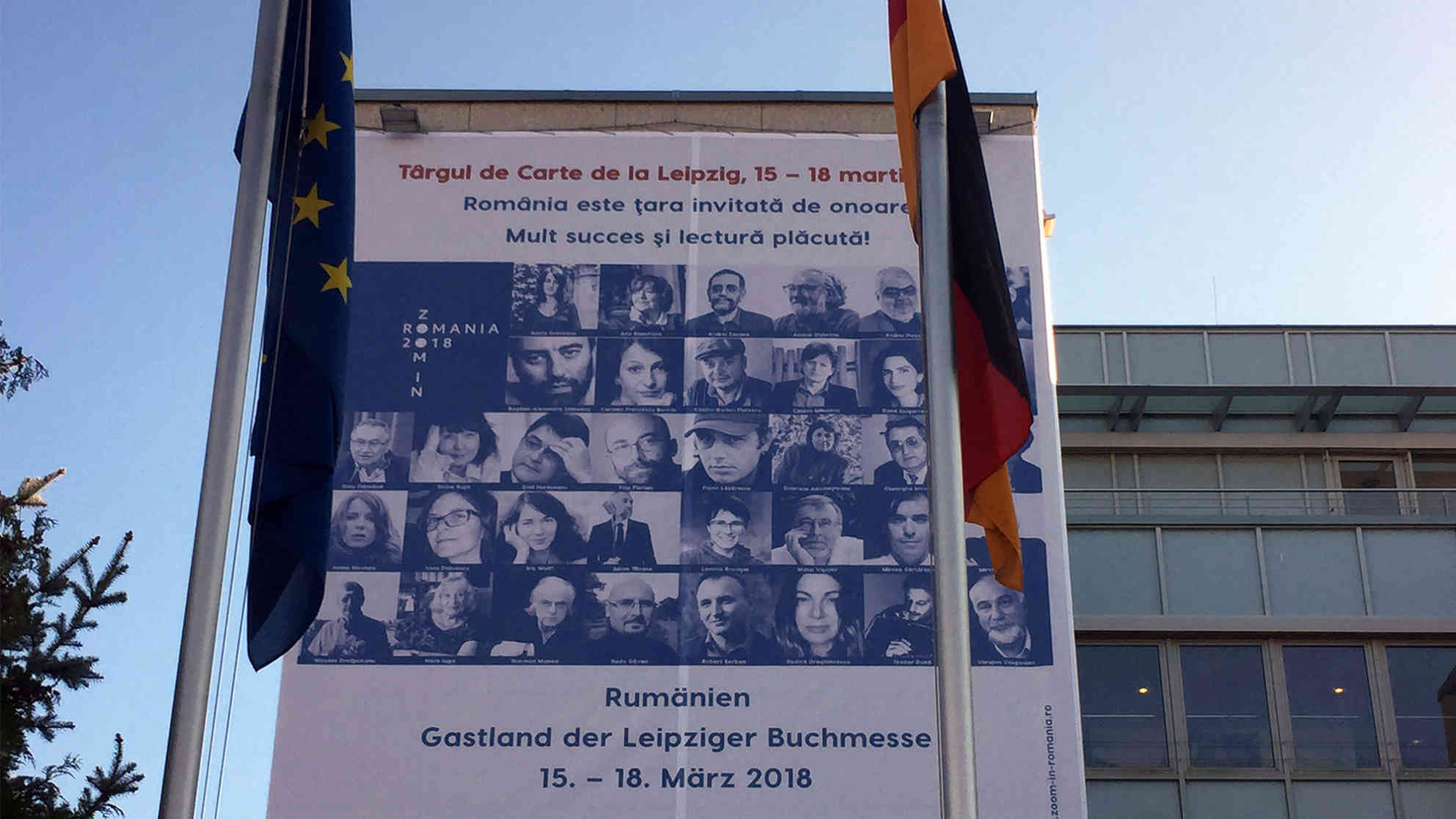 Wenige Tage vor Beginn der Leipziger Buchmesse macht die Deutsche Botschaft in Bukarest auf einem großen Plakat auf die Autorinnen und Autoren aufmerksam, die nach Deutschland fahren. Foto: BR | Clemens Verenkotte