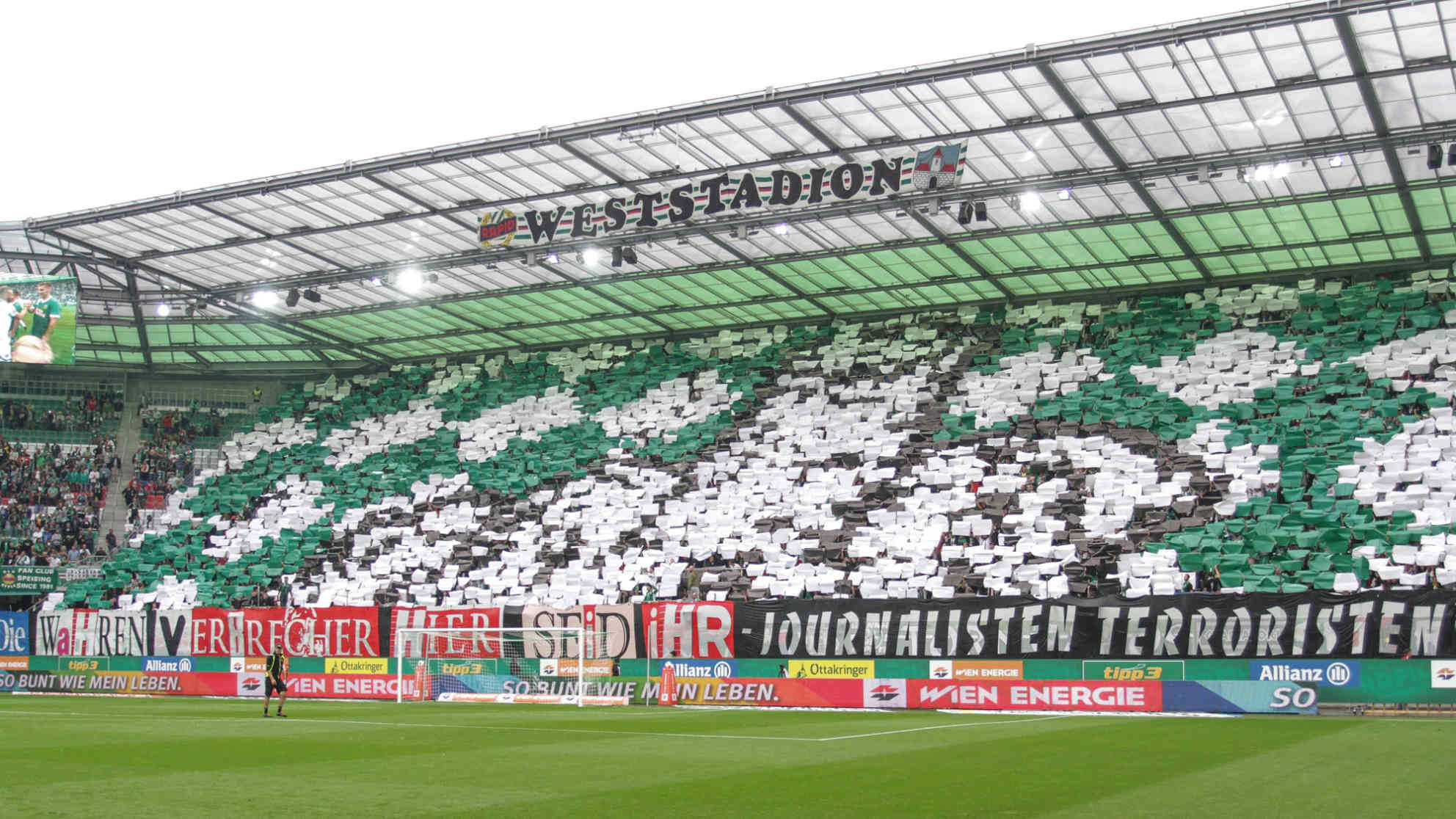 Beim Spiel zwischen Rapid Wien und Sturm Graz am 19.08.2017 wurde das Journalisten-Terroristen Banner entrollt. Foto: picture-alliance