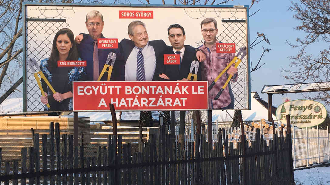Ein 'Anti-Soros-Plakat' der Regierungspartei Fidesz im ungarischen Wahlkampf, das einen grinsenden Soros gemeinsam mit Spitzenkandidaten der vier Oppositionsparteien zeigt. Diese machen sich mit großen Zangen am Grenzzaun zu schaffen. 'Gemeinsam würden sie den Grenzzaun niederreißen', steht darunter. Foto: dpa