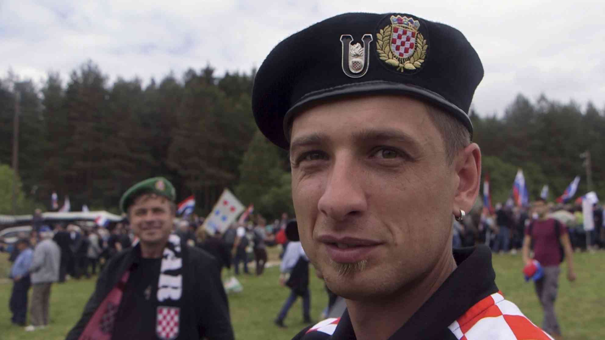 In Bleiburg werden die Symbole des einstigen kroatischen faschistischen Ustascha-Regimes wie das große 'U' öffentlich demonstriert. Foto: picture alliance | AP Photo