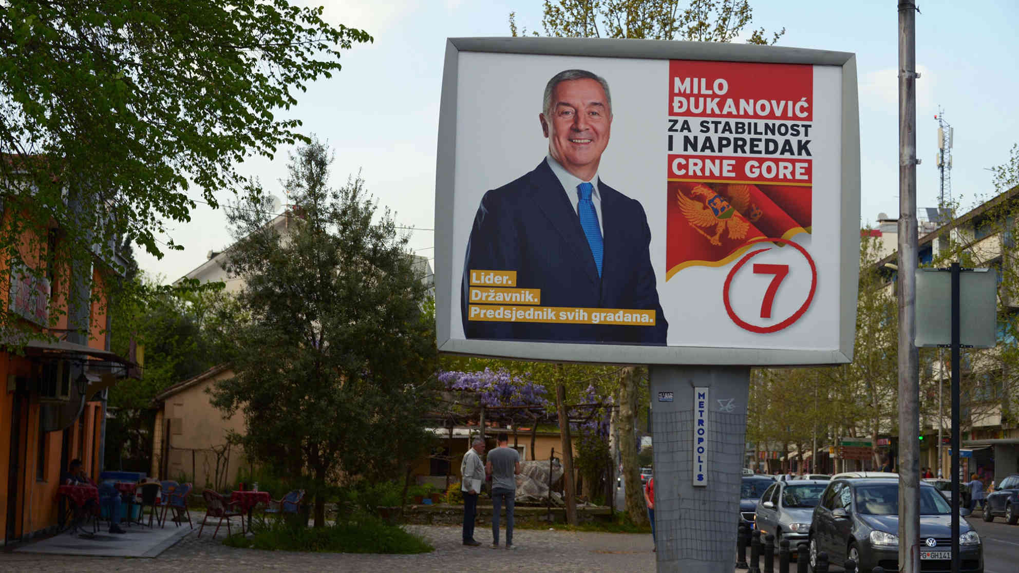 Wahlwerbung für den Präsidentschaftskandidaten Milo Djukanovic in Montenegros Hauptstadt Podgorica. Foto: (c) dpa