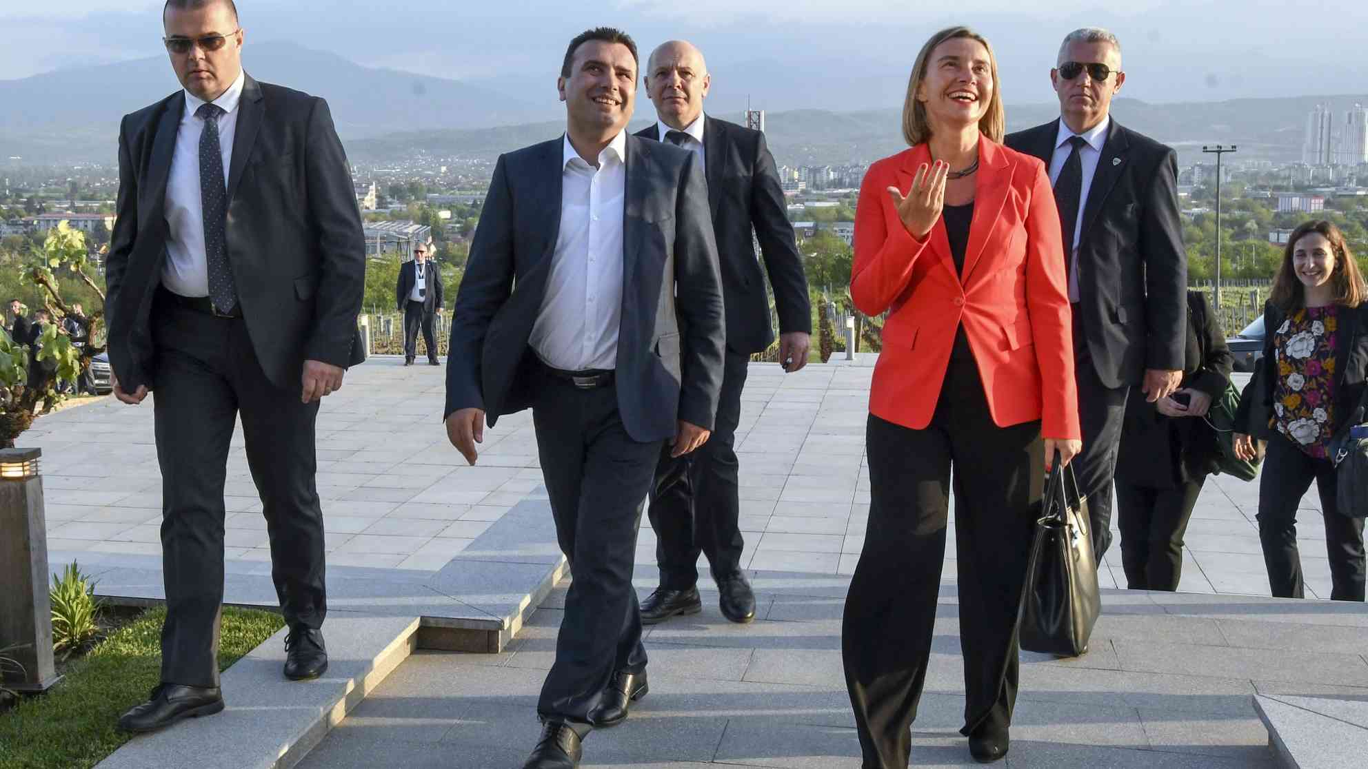 Ausgelassene Stimmung - EU-Außenbeauftragten Federica Mogherini trifft in Skopje den mazedonischen Ministerpräsident Zoran Zaev. Die EU-Kommission empfiehlt die Aufnahme von Beitrittsverhandlungen. Foto: European Union 2018