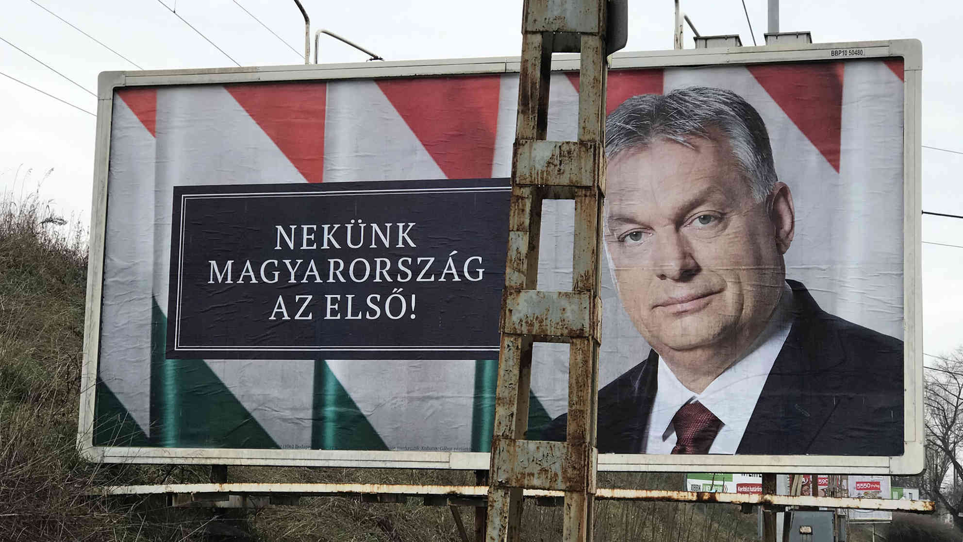 Dieses Wahlplakat zeigt den ungarischen Ministerpräsidenten Viktor Orban und den Spruch 'Die Heimat zuerst'. Foto: BR | Till Rüger