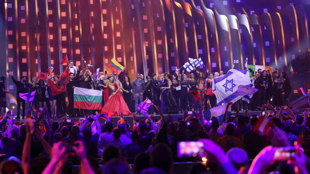 08.05.2018, Lissabon, Portugal: Die Teilnehmer beim ersten Halbfinale des Eurovision Song Contest stehen nach der Bekanntgabe der Ergebnisse auf der Bühne. Foto: Jörg Carstensen/dpa