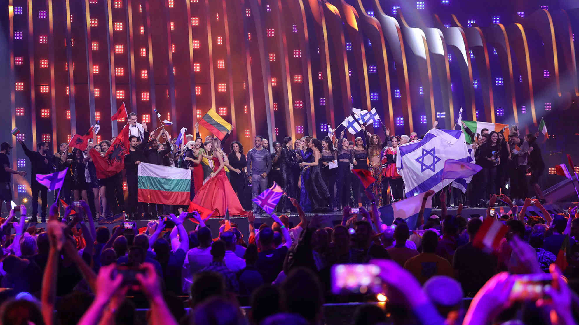 08.05.2018, Lissabon, Portugal: Die Teilnehmer beim ersten Halbfinale des Eurovision Song Contest stehen nach der Bekanntgabe der Ergebnisse auf der Bühne. Foto: Jörg Carstensen/dpa