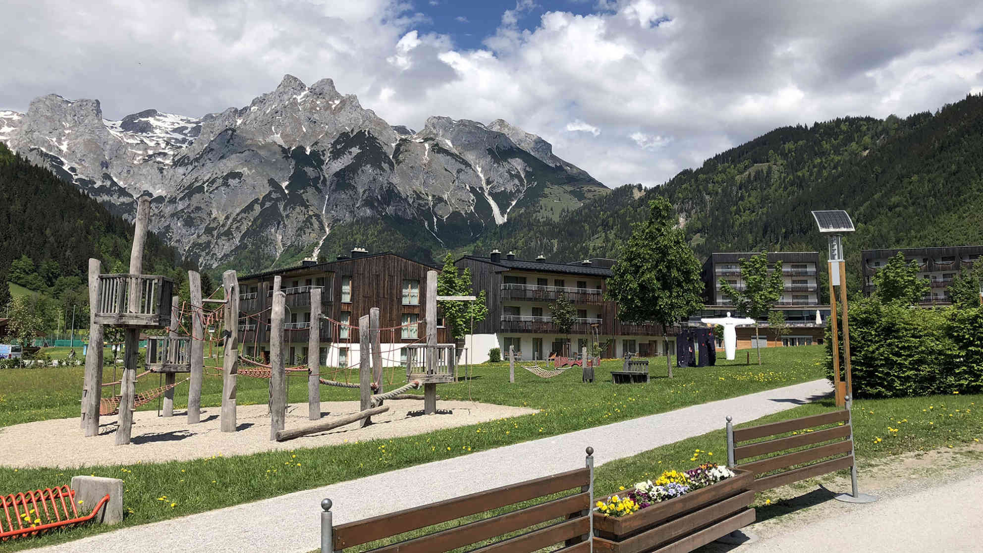 Das Wahrzeichen von Werfenweng. Die zwei Gipfel sollen für zwei zerstrittene Brüder stehen, die der Vater verzaubert hat, damit sie nie wieder streiten. Foto: BR | Ruslan Amirov