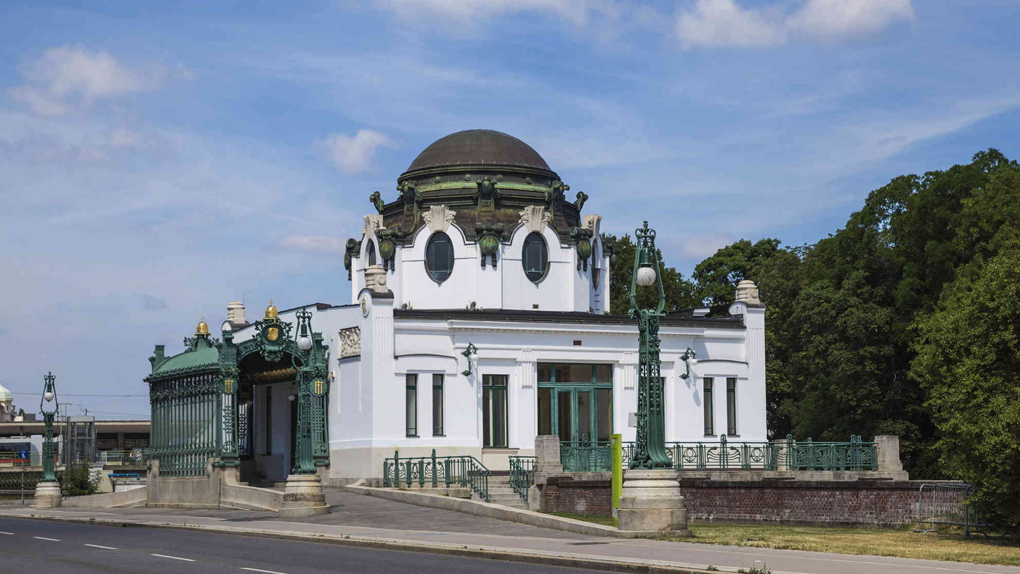 Otto Wagner's Imperial Court Pavilion at Hietzing station,Vienna, Austria, Europe Bild: picture alliance/robertharding