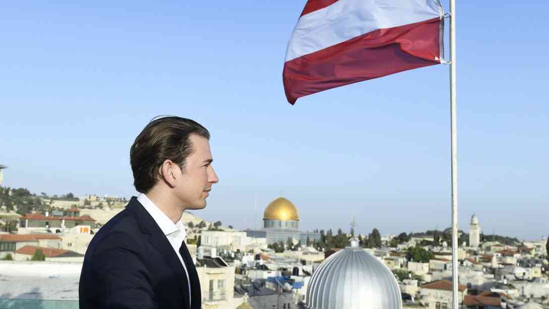 Bundeskanzler Sebastian Kurz auf dem Dach des österreichischen Hospiz bei seinem dreitägigen offiziellen Besuch in Israel. Foto: picture alliance/APA/picturedesk.com