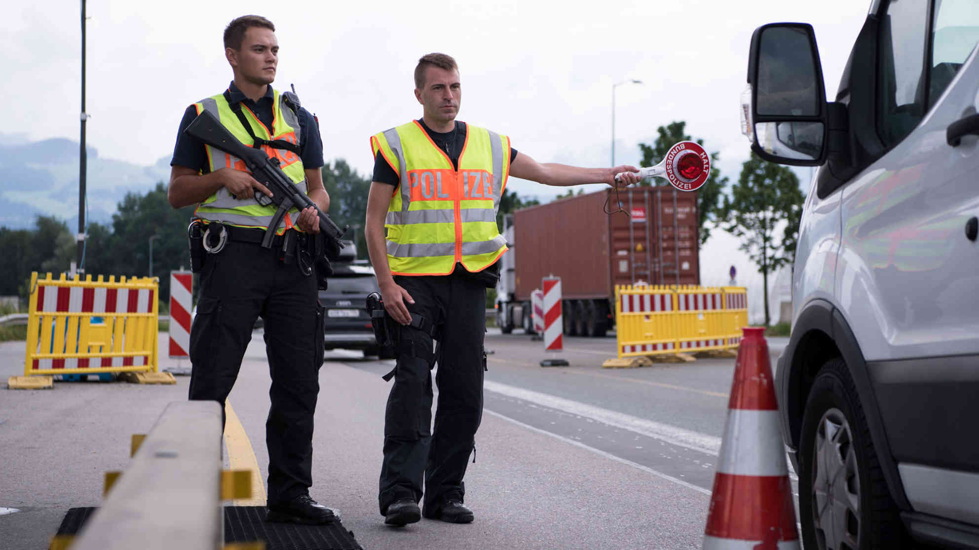 18.06.2018, Bayern, Kiefersfelden: Polizisten kontrollieren an der Kontrollstelle Kiefersfelden an der Autobahn 93 (A93) Fahrzeuge, die aus Österreich nach Deutschland kommen. Foto: picture alliance/Sven Hoppe/dpa