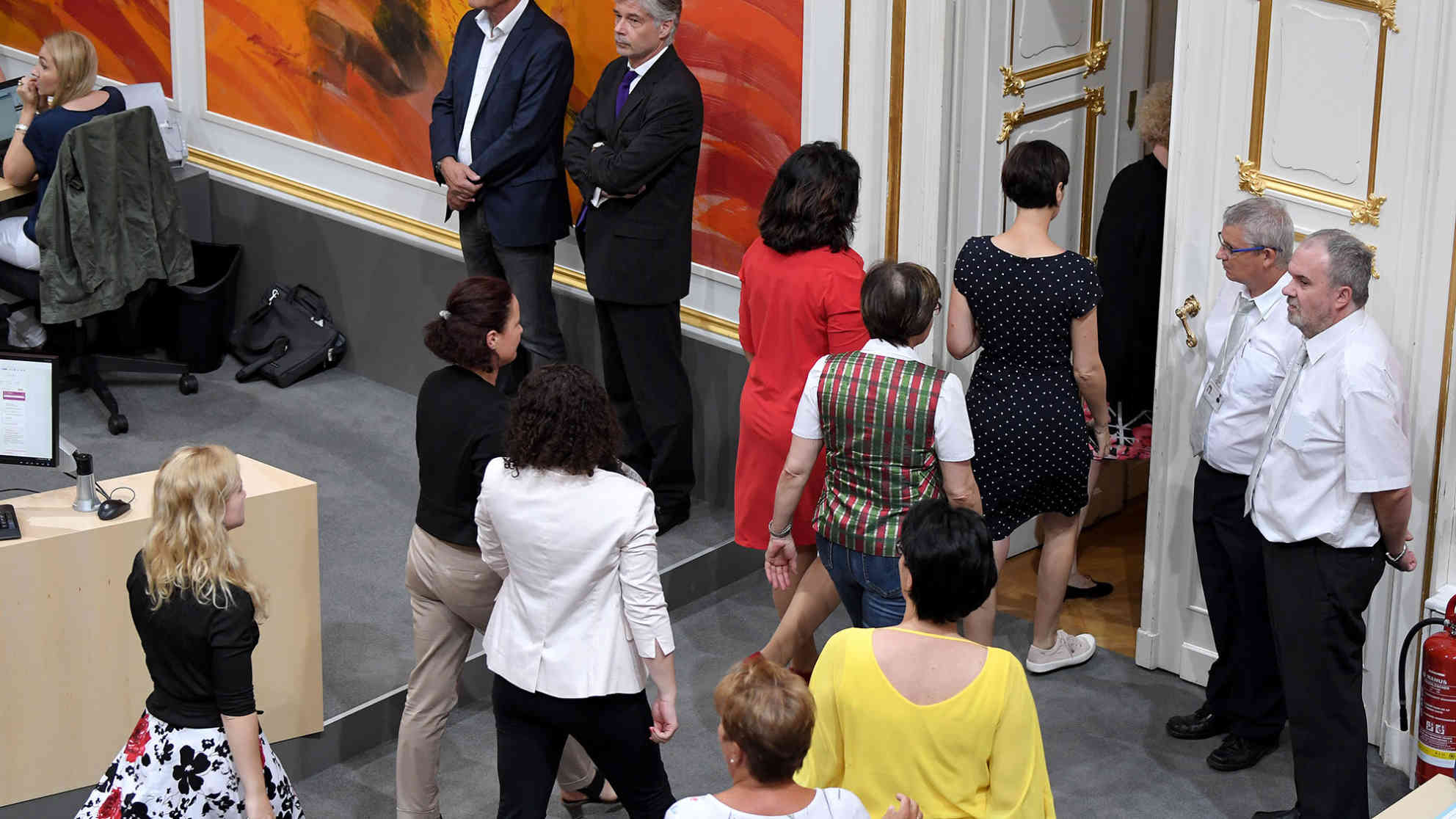 Weibliche Abgeordnete verlassen am Montag, 11. Juni 2018 mehrheitlich den Plenarsaal aus Anlass der Vereidigung von Peter Pilz als Abgeordneter des österreichischen Nationalrates. Foto: picture alliance | APA | picturedesk.com