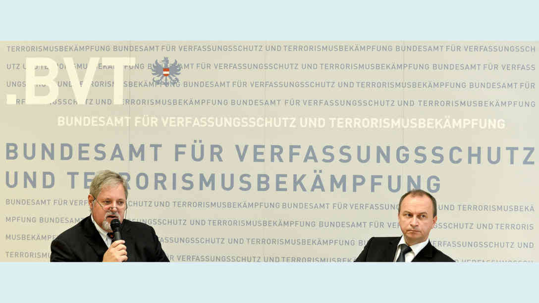 Peter Gridling (l.), Chef des Bundesamts für Verfassungsschutz und Terrorismusbekämpfung (BVT) wurde suspendiert - mittlerweile wurde die Suspendierung wieder aufgehoben. Foto: picture alliance | APA | picturedesk.com