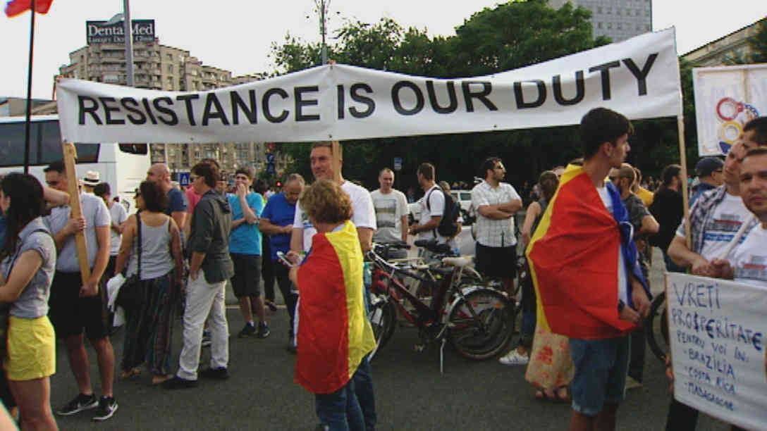 Demonstranten auf dem Siegesplatz in Bukarest
