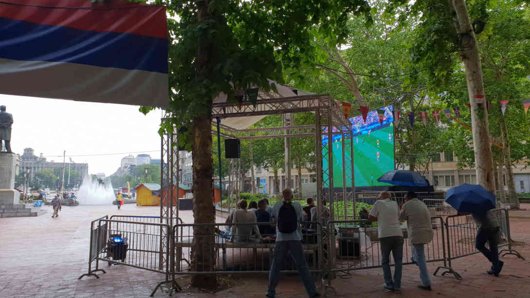 „…Belgrader Fußballfans werden sich bis zum 15. Juli alle WM-Spiele auf dem Nikola Pasic-Platz ansehen können, einem der Zentralplätze der Belgrader Innenstadt. Für dieses offizielle Public Viewing ließ die Stadtverwaltung für die Dauer der Meisterschaft den Platz in „Mundial Platz“ umtaufen…“ Foto: BR | Dejan Stefanovic