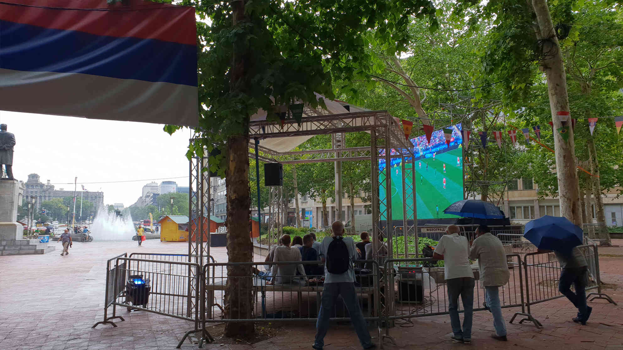 „…Belgrader Fußballfans werden sich bis zum 15. Juli alle WM-Spiele auf dem Nikola Pasic-Platz ansehen können, einem der Zentralplätze der Belgrader Innenstadt. Für dieses offizielle Public Viewing ließ die Stadtverwaltung für die Dauer der Meisterschaft den Platz in „Mundial Platz“ umtaufen…“ Foto: BR | Dejan Stefanovic