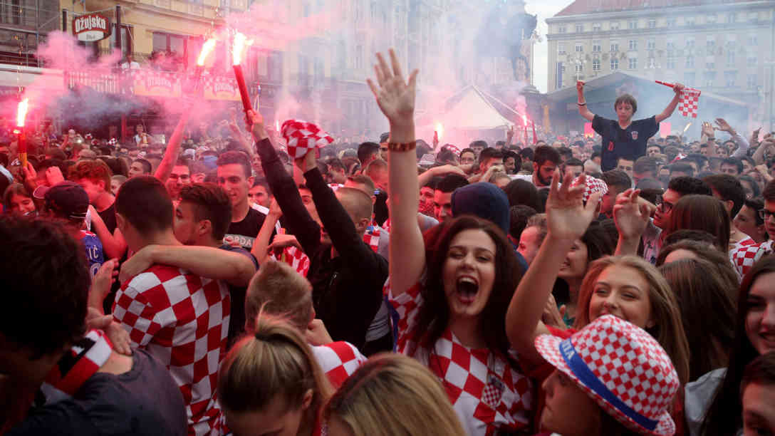 Fans beim Public Viewing auf dem Ban Jelacic Platz in Zagreb. Foto: picture-alliance | AA